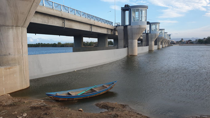 Cầu đập ngăn mặn sông Dinh Phan Rang
